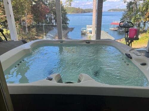 Luxurious Oasis over Lake Lanier Islands & Margaritaville! Hot Tub! Boat Dock!
