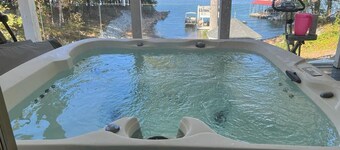 Luxurious Oasis over Lake Lanier Islands & Margaritaville! Hot Tub! Boat Dock!