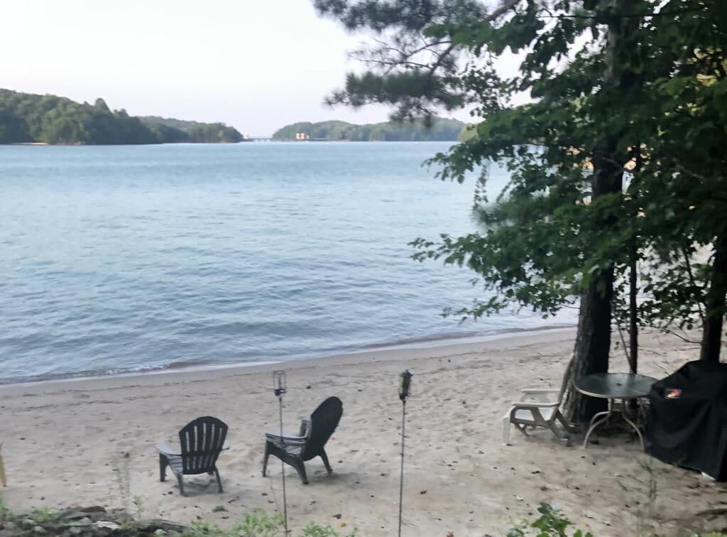 Plage, chaises longues, serviettes de plage