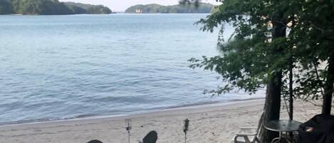 Plage, chaises longues, serviettes de plage