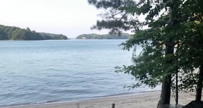 Luxurious Oasis over Lake Lanier Islands & Margaritaville! Hot Tub! Boat Dock!