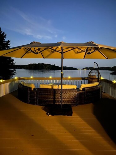 Luxurious Oasis over Lake Lanier Islands & Margaritaville! Hot Tub! Boat Dock!
