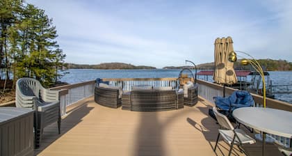 Luxurious Oasis over Lake Lanier Islands & Margaritaville! Hot Tub! Boat Dock!