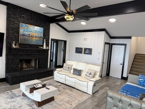 Smart TV y chimenea