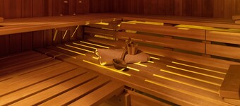 Exclusive (top floor) new-build vacation apartment with distant views