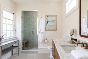 Chambre (36 George) | Salle de bain | Douche à « effet pluie », articles de toilette gratuits, sÚche-cheveux