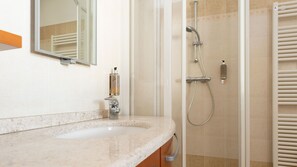 Dusche, Haartrockner, Bidet, Handtücher