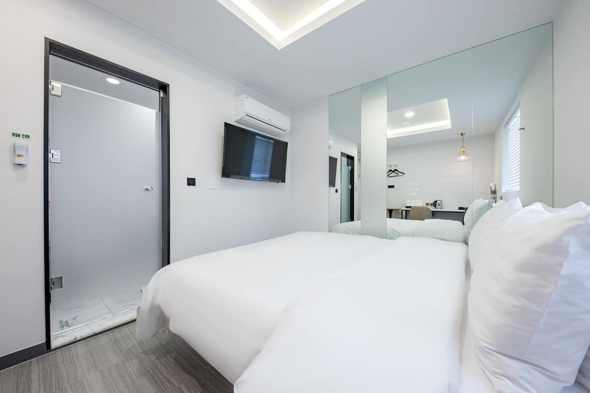 Standard / Free Ramyeon, Netflix, Free Laundry & Dry, Free Amenities | 高級寢具、筆電工作空間、隔音、免費無線上網