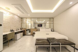 VIP room with PET (Extra Charge for Pet, Please contact hotel after reservation) | 高档床上用品、特色装修、特色家居、笔记本电脑工作区