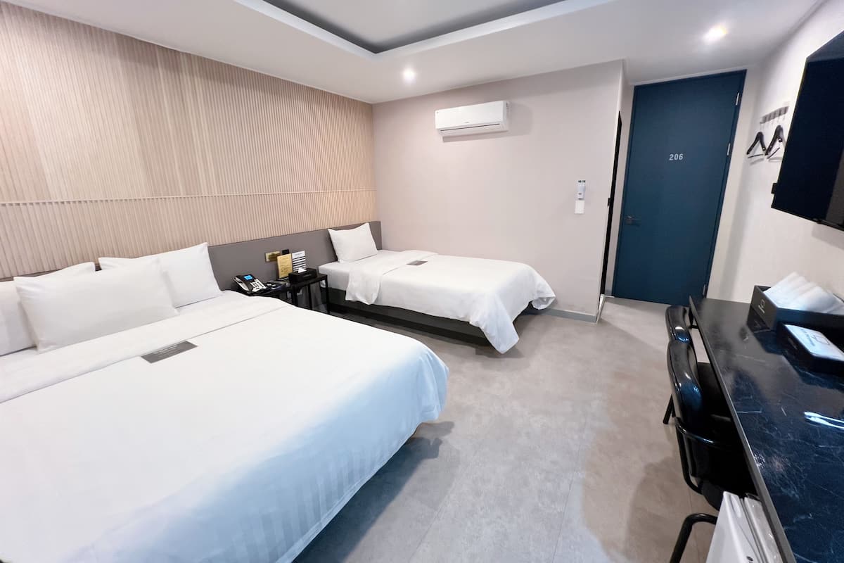 Prestige Twin Room | 高級寢具、筆電工作空間、隔音、免費無線上網