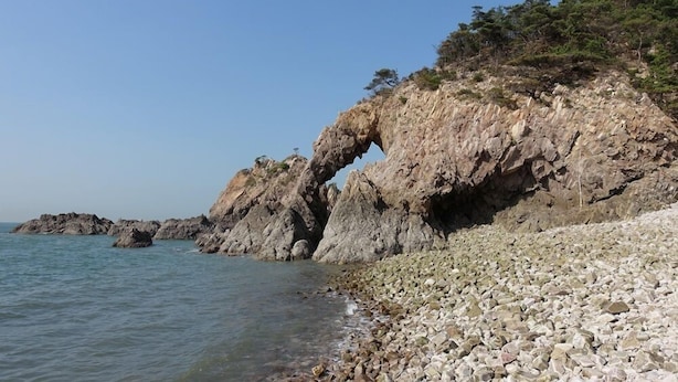 A rocky coastline with a natural arch formation and a pebble beach. - Hotel 24st Urban Brown Seosan Lake Park (Seosan)