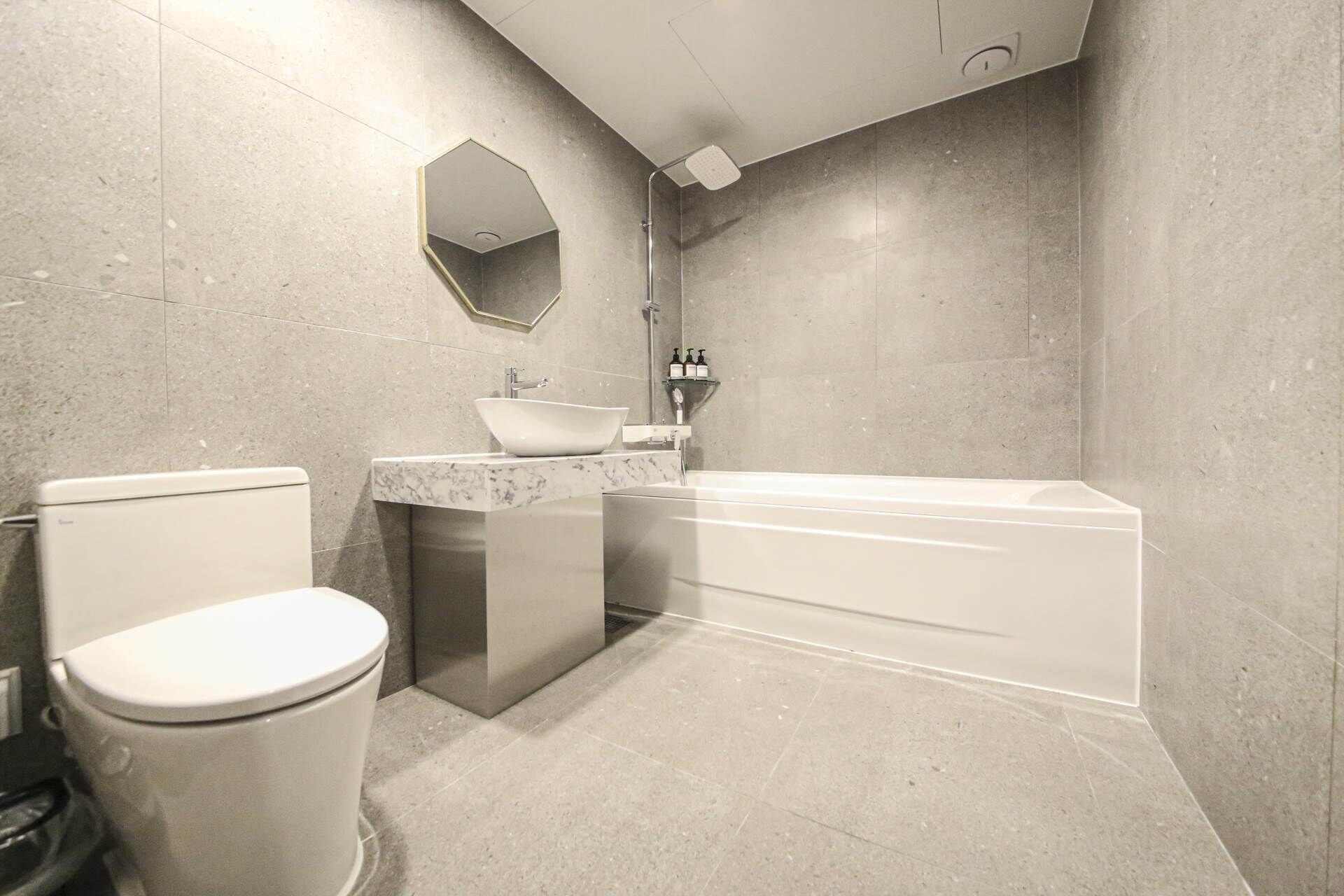 Un baño moderno con inodoro, lavamanos y bañera.