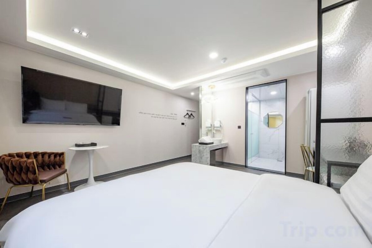 Premium bedding, laptop workspace, soundproofing, WiFi (free)