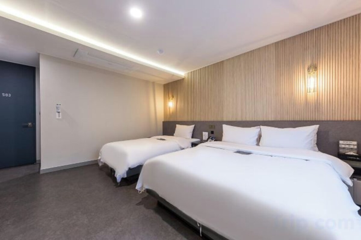 Ropa de cama de alta calidad y espacio para trabajar con laptop
