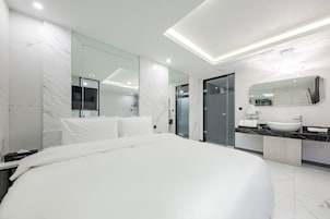 VIP Prestige / Free Ramyeon,Massage Chair Air Purifier,Finest Latex,Table,Styler,Netflix,Amenities | Roupas de cama premium, individualmente decorados