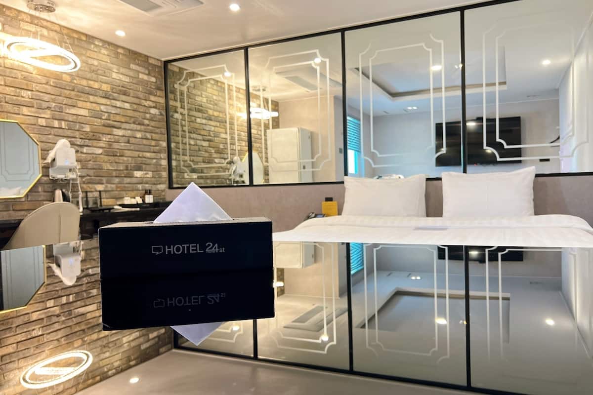 VIP Prestige / Free Ramyeon,Massage Chair Air Purifier,Finest Latex,Table,Styler,Netflix,Amenities | 高級寢具、筆電工作空間、隔音、免費無線上網