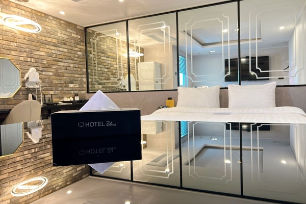 VIP Prestige / Free Ramyeon,Massage Chair Air Purifier,Finest Latex,Table,Styler,Netflix,Amenities | Premium bedding, individually decorated, individually furnished