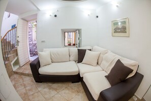 Classic Apartment | Living area | 42-inch LCD TV with cable channels, TV - Old Town Apartment Dan (Budva)