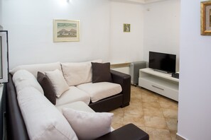 クラシック アパートメント | リビング エリア | 42 インチの液晶テレビ (ケーブル放送視聴可)、テレビ