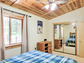 3 bedrooms, iron/ironing board, travel cot, free WiFi