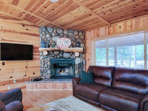 Smart TV, chimenea y libros