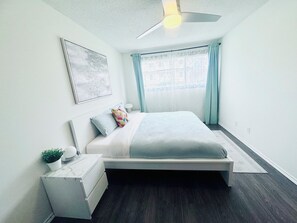 3 chambres, bureau, fer et planche à repasser, lit parapluie