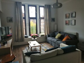 Smart TV - Lovely 2 bedrooms flat in the heart of Western, pet friendly (Glasgow)