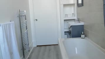 Combined shower/bathtub