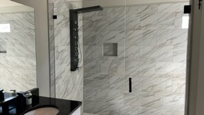 Duschwanne, Haartrockner, Handtücher, Toilettenpapier
