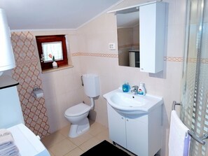 Dusche, Haartrockner, Handtücher, Toilettenpapier