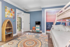 4 bedrooms, iron/ironing board, WiFi, bed sheets