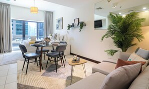 32-inch flat-screen TV with cable channels, TV, Netflix - HiGuests - Goldcrest Views 1 (Dubai)