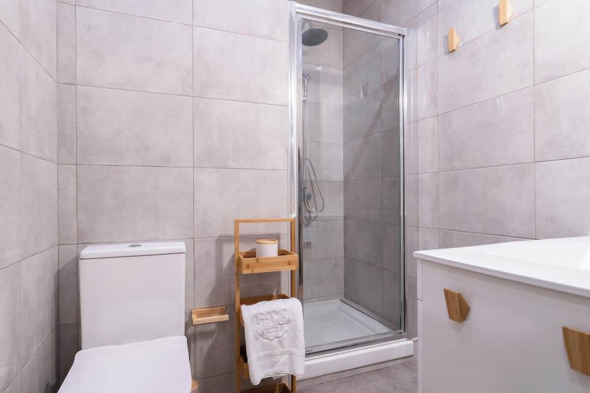 Dusche, Haartrockner, Handtücher, Shampoo