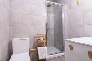 Doccia, asciugacapelli, asciugamani, shampoo