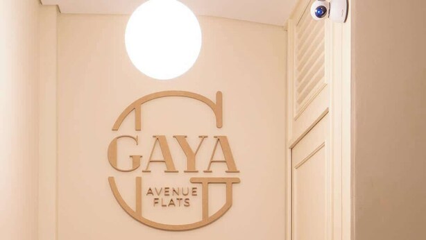 A hallway with a sign reading "GAYA AVENUE FLATS". There is a lamp and two woven baskets on the floor. - Gaya Avenue 102 - Flat w/ Balcony (Vila Nova de Gaia)