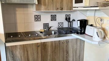 Réfrigérateur, micro-ondes, four, plaque de cuisson