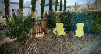 3*** gîte 50m from the spa, terrace, enclosed garden and private parking.