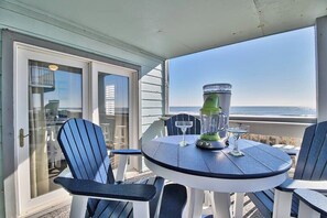 Outdoor dining - Direct Ocean Front 3BR 2BA Dog Friendly OCEANFRONT beachfront dogs allowed (North Myrtle Beach)
