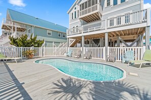 Utendørsbasseng og et oppvarmet basseng