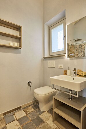 Doccia, asciugacapelli, bidet, asciugamani