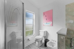Ensemble douche/baignoire, baignoire Ă jets, sĂšche-cheveux, bidet