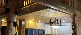 Log Cabin on 9 acres with fireplace 15 min from Showlow Az