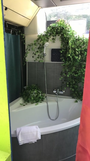 タオル、石鹸、トイレットペーパー