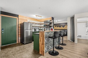 Fridge, microwave, oven, stovetop - 9 Peaks⛷| Scandinavian | Pool | Hot Tub | Beach (Invermere)