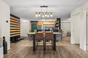 Dining - 9 Peaks⛷| Scandinavian | Pool | Hot Tub | Beach (Invermere)