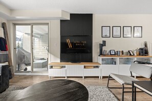 Smart TV, libros, estéreo, oficina