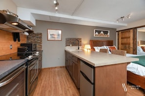 Refrigerador, microondas, horno, placa de cocina
