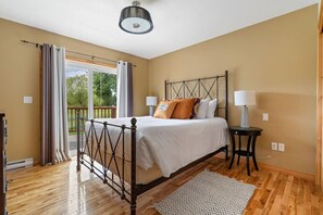 4 bedrooms, desk, iron/ironing board, free WiFi