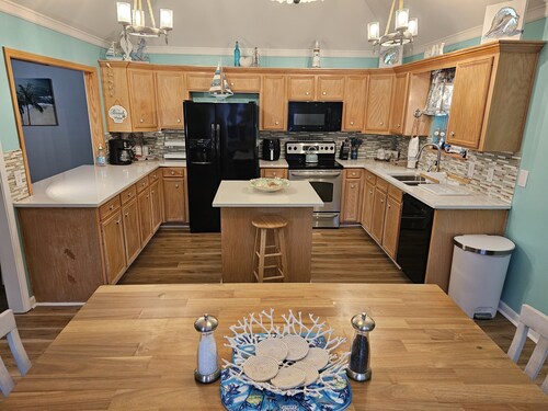 Beautiful Warm Beach House Retreat, King bed, fireplace and Pool
