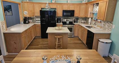 Beautiful Warm Beach House Retreat, King bed, fireplace and Pool